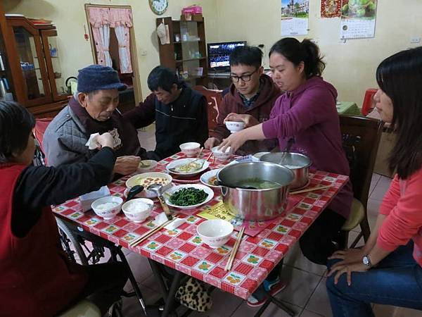 北投耆福老人中心的社工們於將食材帶上山，陪著黎爺爺圍爐。