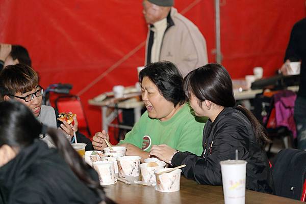 與大家庭一起吃飯、欣賞表演，是利環姊開心的時刻。