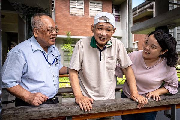 (圖說:成語(中)與哥哥(左)兄弟情深，15年來哥哥每周都到宜蘭教養院來探望他。)