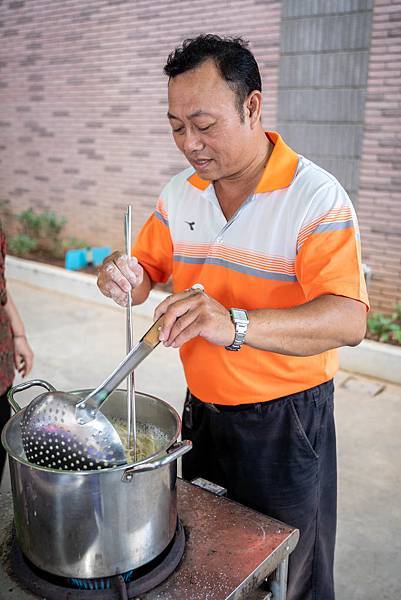 图说：活动志工黎耀华本身父亲也是莺歌大湖托老中心的服务使用者。