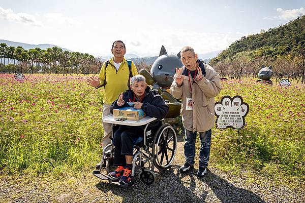 (圖說:李木根與住民阿成、阿全開心合影。) (圖說:李木根與住民阿成、阿全開心合影。)