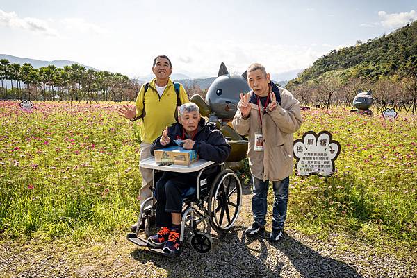 （圖說：李木根與住民阿成、阿全開心合影。）