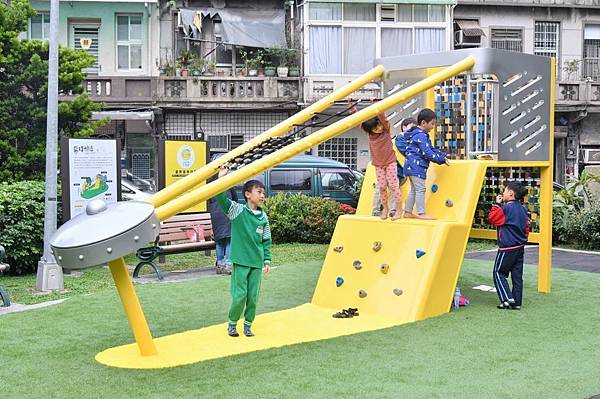 (圖說:三明治工參與「公園不再大眾臉 」計畫,在景化公園設計一座共融遊戲場。圖片來源:三明治工官網。) (圖說:三明治工參與「公園不再大眾臉 」計畫,在景化公園設計一座共融遊戲場。圖片來源:三明治工官網。)