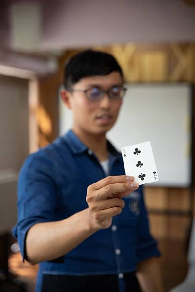 5圖說:表演街頭魔術,員林國中同學又驚又喜! 5圖說:表演街頭魔術,員林國中同學又驚又喜!