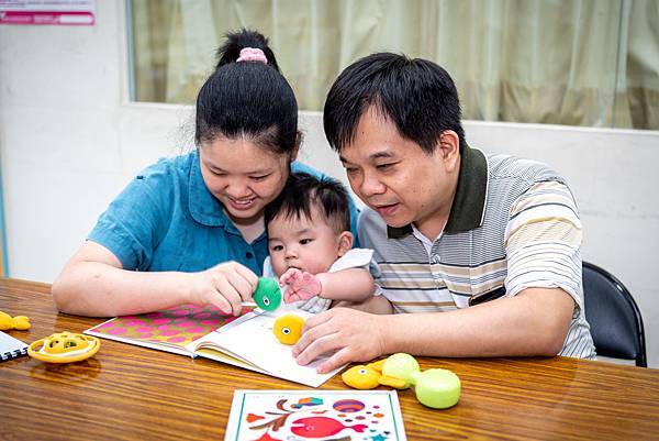 (圖說:伊甸愛明發展中心舉辦「非說Book送子鳥學堂」,鼓勵視障父母跟孩子親子共讀。) (圖說:伊甸愛明發展中心舉辦「非說Book送子鳥學堂」,鼓勵視障父母跟孩子親子共讀。)