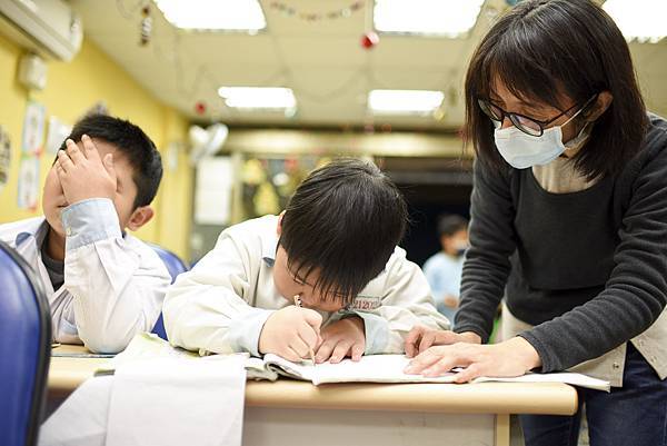 庄老师以及志工们费了一番力气才让孩子乖乖坐下写作业。