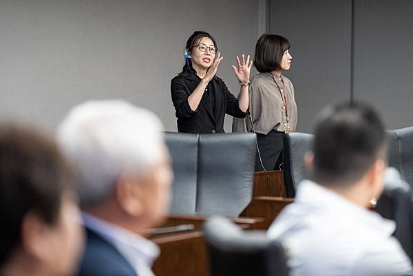 06964圖說：電話服務中心業務經理袁天英(左)、勞動部專員翁芝穎(右)進行簡報。