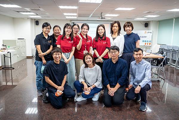 香港復康會人員與伊甸新北居家式長照機構主管、同仁(著紅衣者 )合影留念。