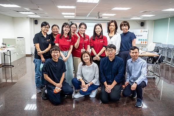 香港復康會人員與伊甸新北居家式長照機構主管、同仁(著紅衣者 )合影留念。