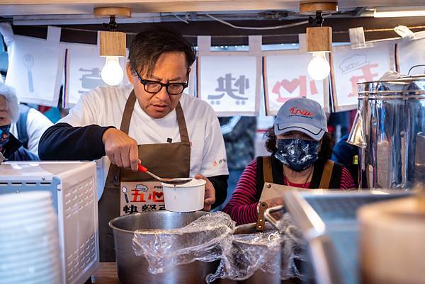 坪林長輩化身餐車一日店長 證明人老心不老