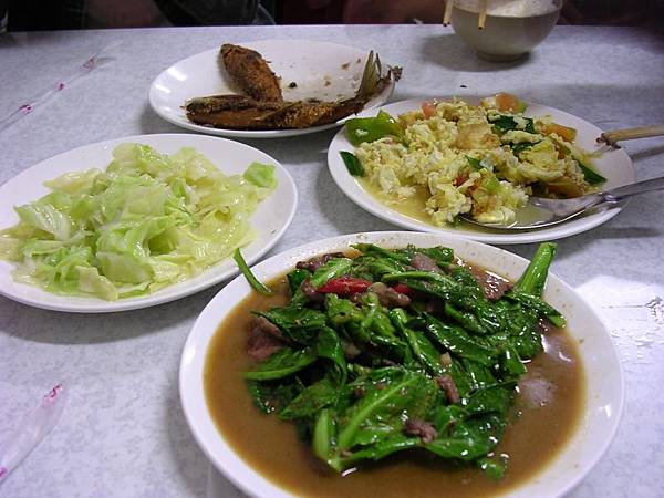 在霧社的晚餐, 炒高麗菜, 炸溪魚, 番茄炒蛋, 炒鹿肉