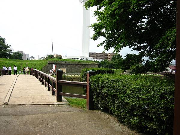 510 進公園要過橋, 遠方模糊的一根是某瞭望塔.JPG