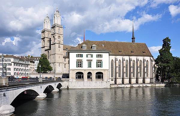 Grossmünster_-_Helmhaus-Wasserkirche_-_Münsterbrücke_-_Stadthausquai_2010-08-31_16-27-00_ShiftN