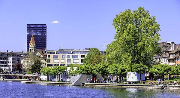 楚格湖堤防在zug，瑞士-71468545