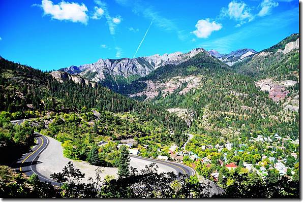 Ouray環鎮步道(Perimeter Trail)俯瞰Million Dollar Highway 1.JPG