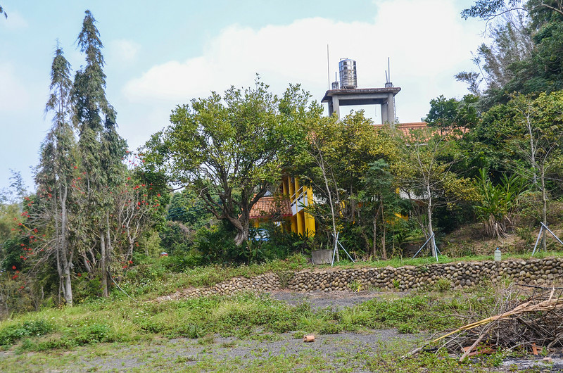 大坪窩山停車處對面建物