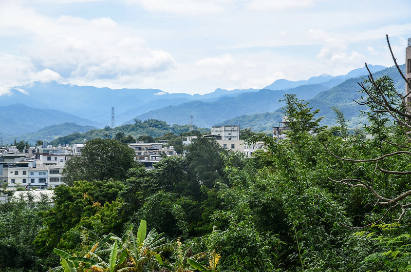 員崠子山山下東望群山 2