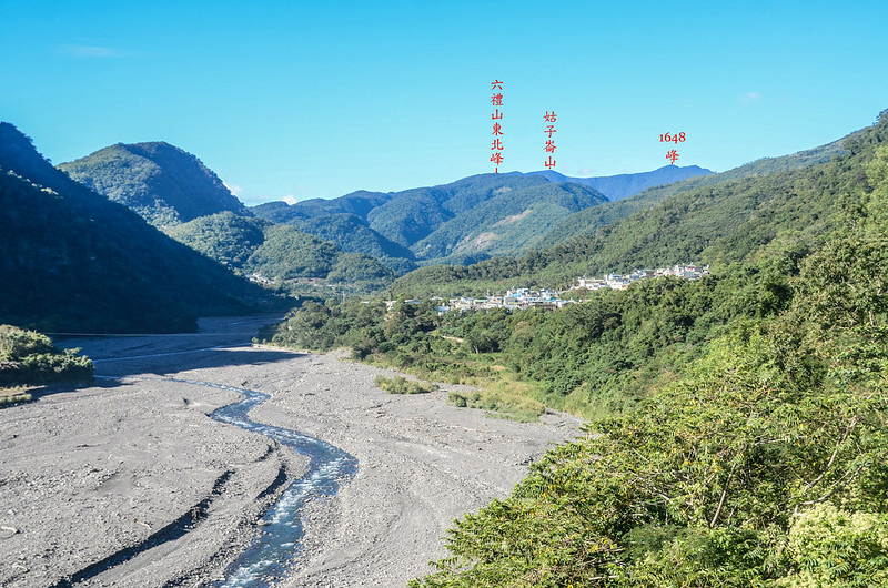 土坂路西南望土坂部落及背後群山