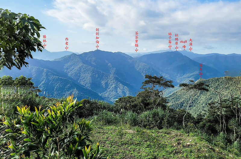 虷泉山產道西南望群山