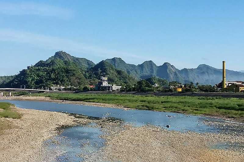 新旗尾橋東北望旗尾~月光山連稜 1