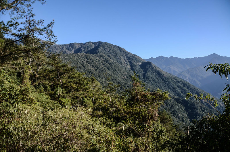 鐵本山步道(H 1725 m)東南望關山、鐵本山、小關山