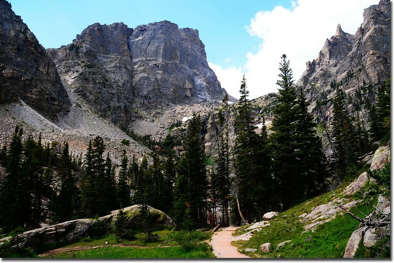 Hallett Peak stood behind Emerald Lake