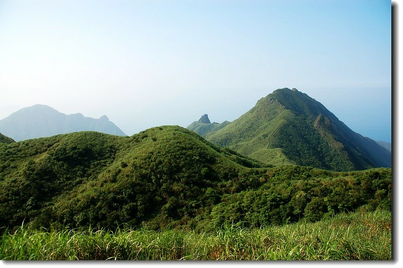 燦光寮山俯瞰基隆山(L)、無耳茶壺山(M)、半平山(R) 1