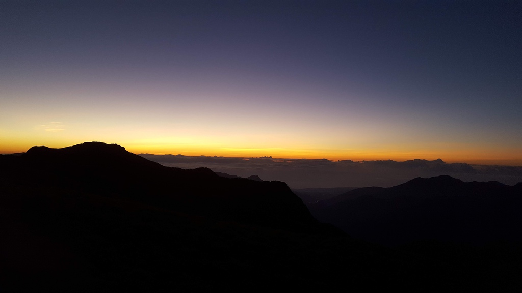 又一天的日出~回憶奇萊南峰的日出。