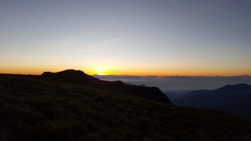 又一天的日出~回憶奇萊南峰的日出。