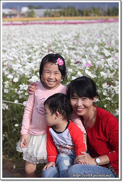 花海(母子女白色花前).JPG