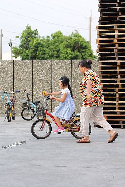 姑姑帶EE騎腳踏車(縮).JPG