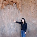 20100901 Uluru 又名Ayers Rock 就是 大石頭 (13) 我摸到大石頭了.JPG