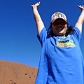 20100901 Uluru 又名Ayers Rock 就是 大石頭 (42) 跟藍天一樣的T恤.JPG