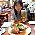 Adelaide 阿德雷德六日遊 (38) Hahndorf Inn 點German Platter及啤酒.JPG