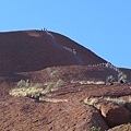 20100901 Uluru 又名Ayers Rock 就是 大石頭 (9) 在禁止進入前已在攀爬的人.JPG