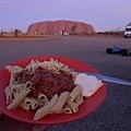20100831 Uluru Tour Day2 (37) 看大石頭吃晚餐.JPG