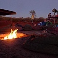 20100831 Uluru Tour Day2 (0) 導遊早起升營火加煮早餐.JPG