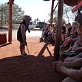 20100831 Uluru Tour Day2 (24) 導遊說故事.JPG