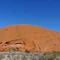 20100901 Uluru 又名Ayers Rock 就是 大石頭 (41) 石頭像是貼在藍色牆上.JPG