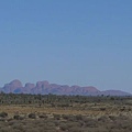 20100901 Uluru 又名Ayers Rock 就是 大石頭 (45) 遠處的卡塔丘塔好夢幻.JPG