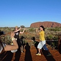 20100831 Uluru Tour Day2 (28) 大石頭~義大利情侶也被我們感染玩無聊的拍照.JPG