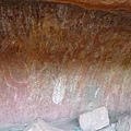 20100901 Uluru 又名Ayers Rock 就是 大石頭 (11) 原住民彩繪.JPG