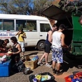 20100831 Uluru Tour Day2 (22) 準備午餐.JPG