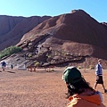 20100901 Uluru 又名Ayers Rock 就是 大石頭 (24) 看的到不能爬.JPG