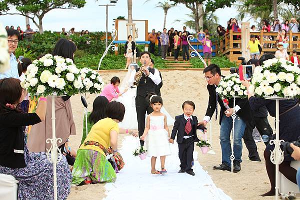 墾丁夏都 浪漫沙灘婚禮 台南婚顧 台南婚禮佈置 婚禮樂團 婚禮紀錄 攝影 廣長視覺婚禮器畫設計台南婚禮佈置 台南婚顧 台南婚禮紀錄 攝影 台南婚禮樂團 結訂婚禮俗引導 主持 15年的服務口碑 台南婚顧的第一品牌 24小時服務專線 0917294758 LINE:eeee1119 台南市安平區永華八街172號 