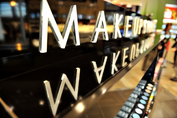 Makeupstore_stor.JPG Makeupstore_stor.JPG