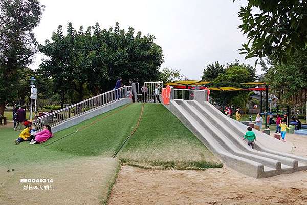 台北親子公園 榮星花園兒童遊戲場 共融式遊具小山丘磨石子溜滑梯 大沙坑 旋轉椅 繩索 攀爬網 花朵造型遮陽棚