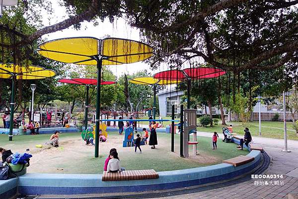 台北親子公園 榮星花園兒童遊戲場 共融式遊具小山丘磨石子溜滑梯 大沙坑 旋轉椅 繩索 攀爬網 花朵造型遮陽棚 台北親子公園 榮星花園兒童遊戲場 共融式遊具小山丘磨石子溜滑梯 大沙坑 旋轉椅 繩索 攀爬網 花朵造型遮陽棚