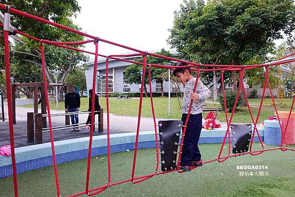 台北親子公園 榮星花園兒童遊戲場 共融式遊具小山丘磨石子溜滑梯 大沙坑 旋轉椅 繩索 攀爬網 花朵造型遮陽棚