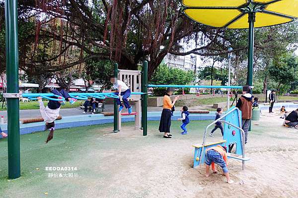 台北親子公園 榮星花園兒童遊戲場 共融式遊具小山丘磨石子溜滑梯 大沙坑 旋轉椅 繩索 攀爬網 花朵造型遮陽棚